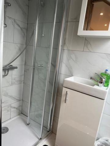 Luton Home Near Airport Private & Shared Bathroom Option Esterno foto