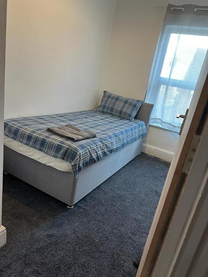 Luton Home Near Airport Private & Shared Bathroom Option Esterno foto